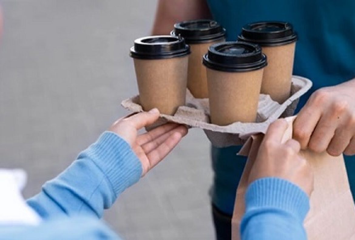 Ly giấy có nắp hạn chế thức uống đổ ra ngoài khi vận chuyển